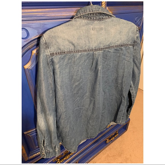 ⭐️ Chicos Shirt Sz 0 Soft Denim Button Blouse Top - Picture 2 of 2